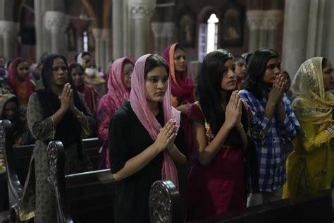 Pakistan hands out cash to Christians who lost homes in rioting over alleged desecration of Quran